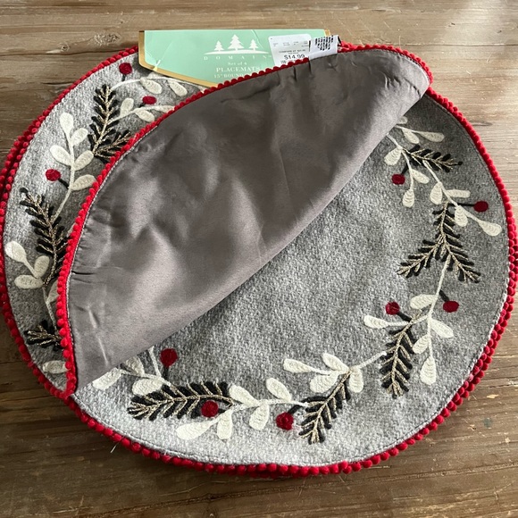 Domain Holiday Placemats NWT - Picture 6 of 7
